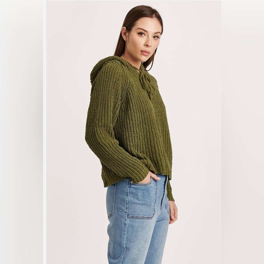 - Textured Olive Green hooded sweater in preloved condition. Size M